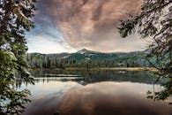 日落时分，美国犹他州的宁静湖泊被山脉和树木环绕