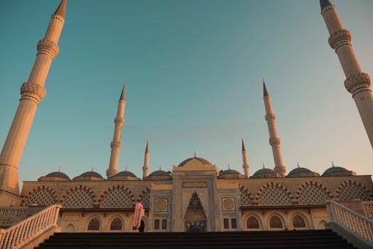 Splendida architettura di una grande moschea con numerosi minareti, immortalata al tramonto.