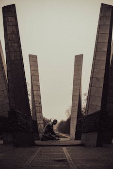 Image shows Shweta Singh Kirti paying a heartfelt tribute to Sushant Singh Rajput, Bollywood actor.