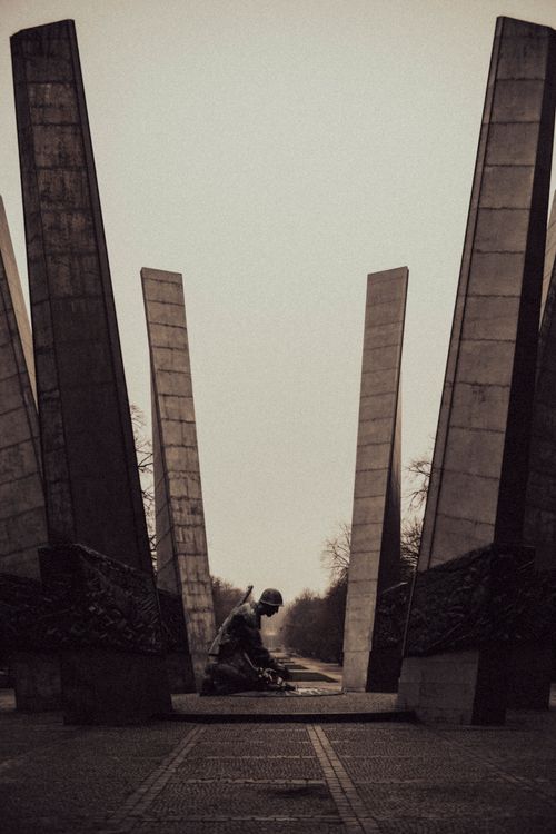 Free A striking monument with a soldier sculpture captured in a dramatic moody setting. Stock Photo