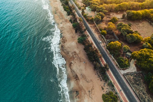 Fotografia Aérea De Uma Estrada Perto Da Costa