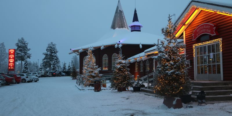 La Aldea de Papá Noel en Rovaniemi al anochecer