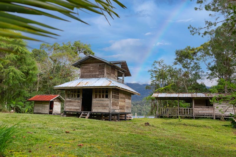 Complejo de cabañas turísticas de madera con vista al volcán en Juayúa