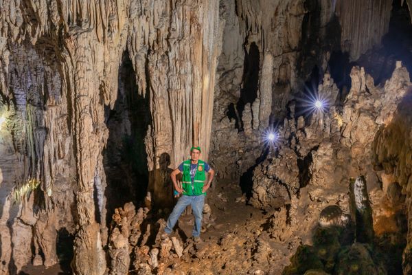 Um aventureiro explora as impressionantes formações de estalactites nas cavernas de Omia, no Peru.