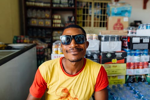 Hombre Con Gafas De Sol