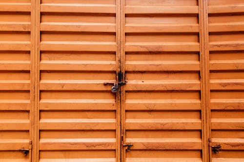 Gratis Permukaan Kotor Dari Pintu Logam Oranye Yang Digembok Foto Stok