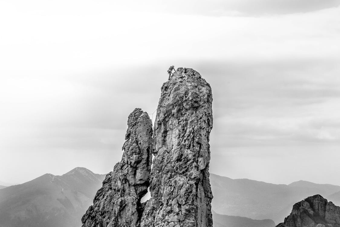 бесплатная Живописный вид на скалу против неба Стоковое фото