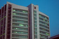 黄昏时分，现代摩天大楼的玻璃窗被照亮，展现出城市的高架景观