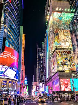 时代广场的夜生活，沉浸在充满活力的广告牌和熙熙攘攘的交通景象之中