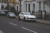 一辆汽车停在城市中一条安静的住宅街道上，周围是经典建筑