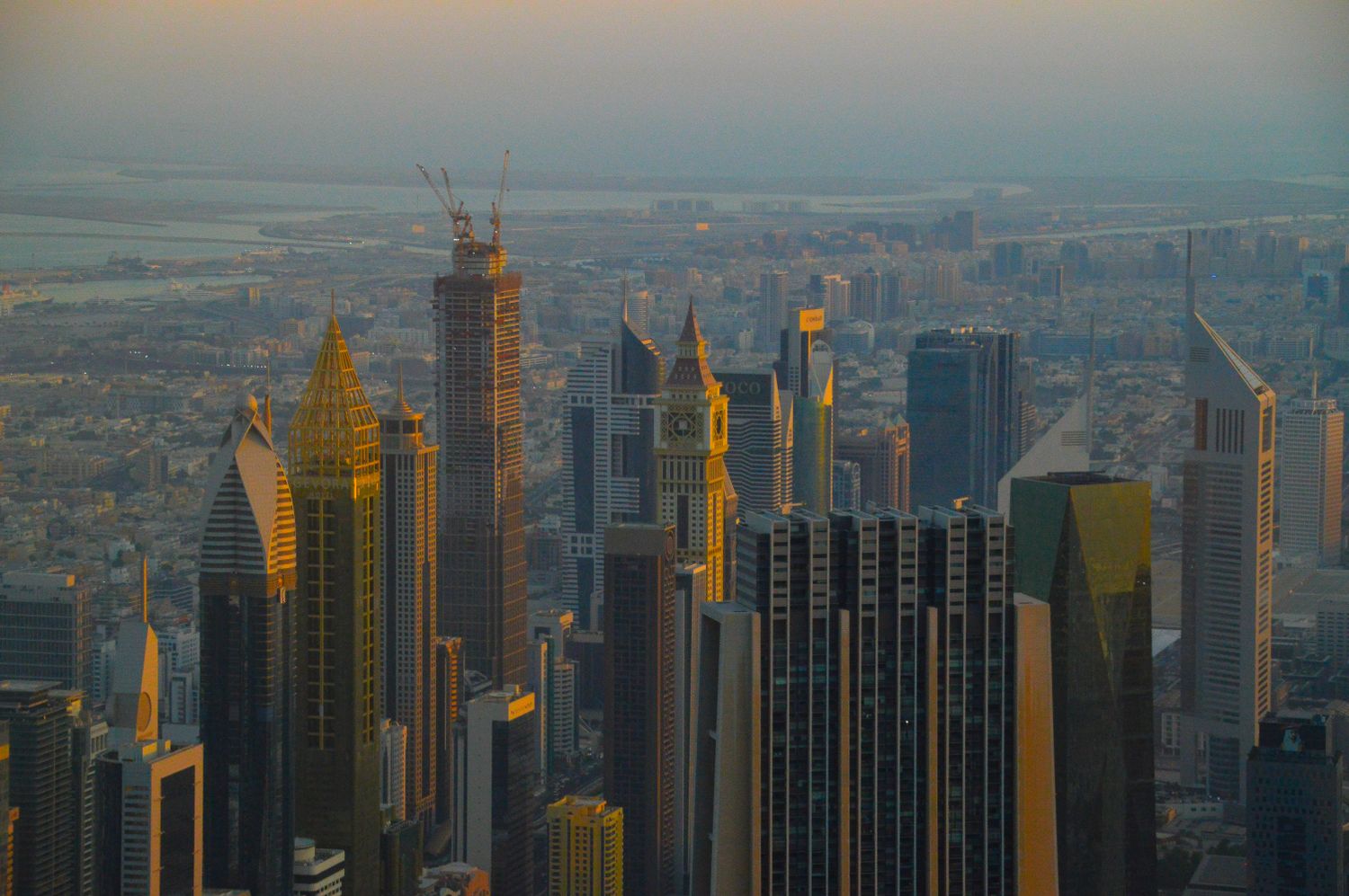 Dubai et ses gratte-ciel au coucher du soleil