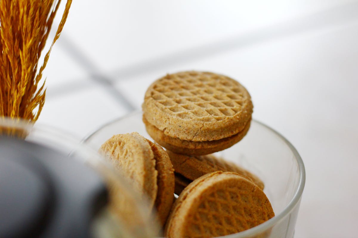 Primo piano di biscotti vari disposti in un barattolo di vetro