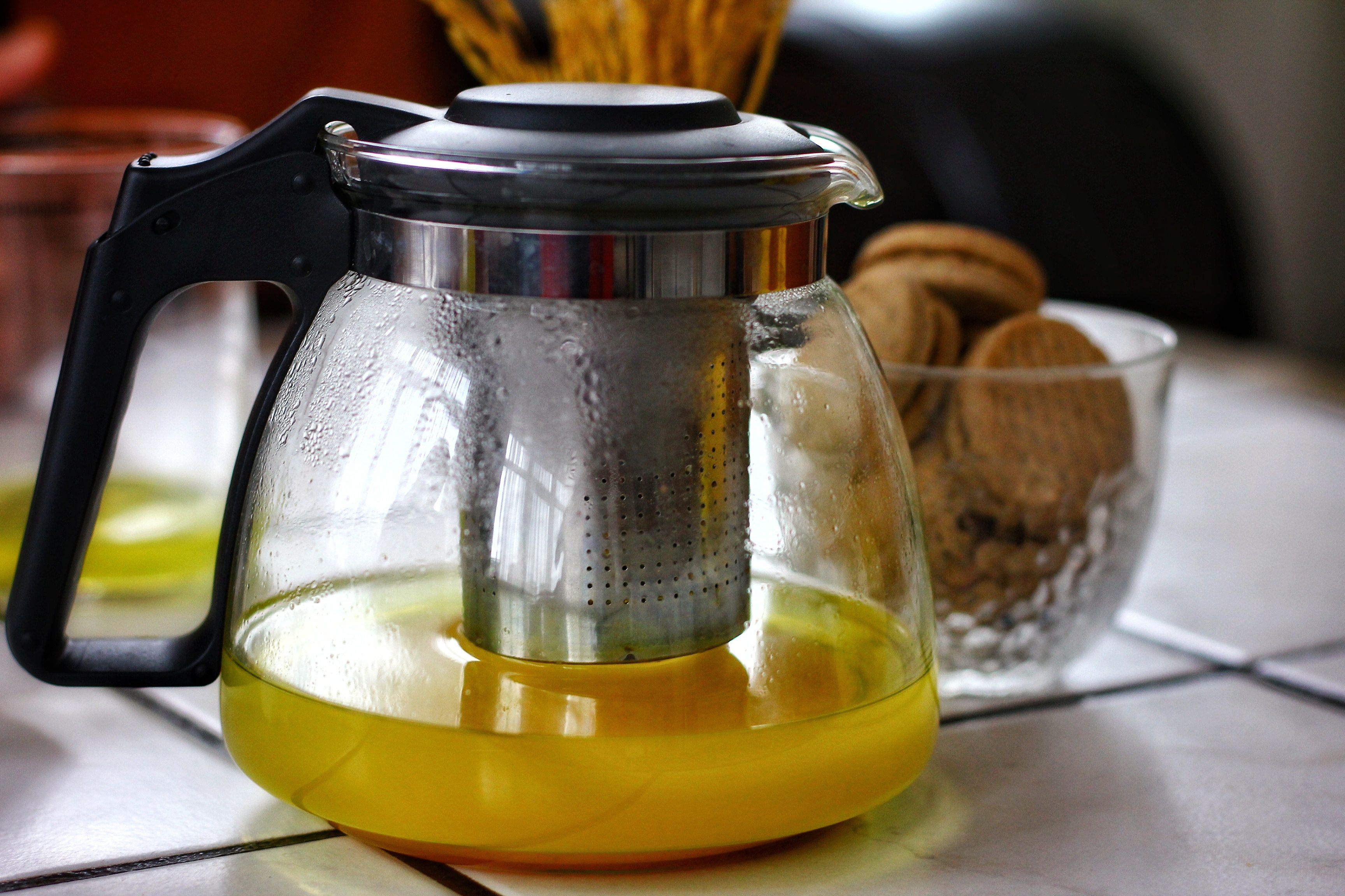 Teiera Trasparente Con Tè Verde E Biscotti · Immagine gratuita