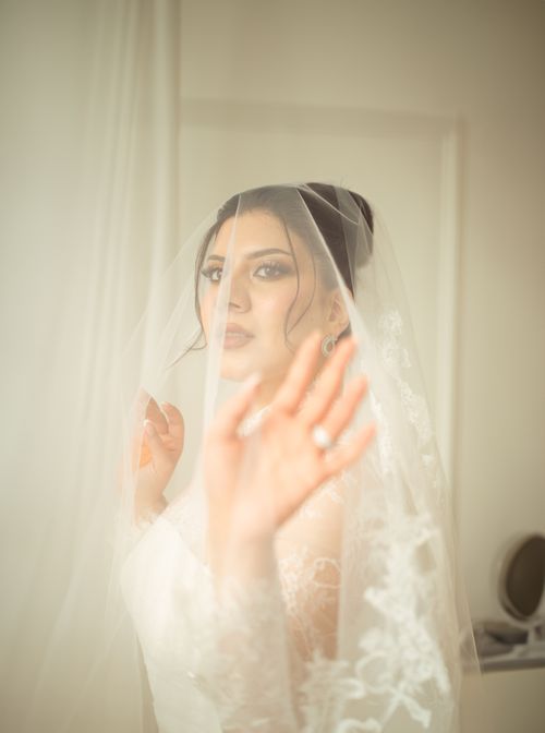Free Beautiful bride posing elegantly with a veil, captured in Baghdad. Stock Photo