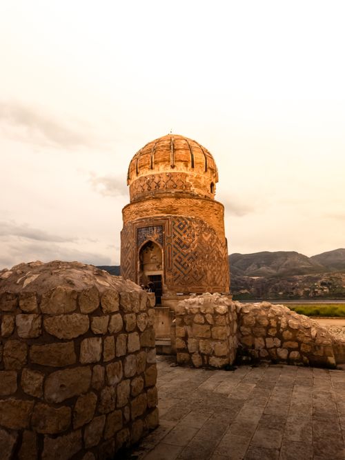 Free Scenic view of the ancient Hasankeyf shrine in Batman, Türkiye with surrounding landscape. Stock Photo