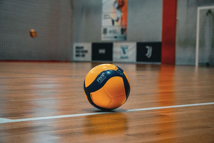 Balón de voleibol sobre cancha deportiva interior