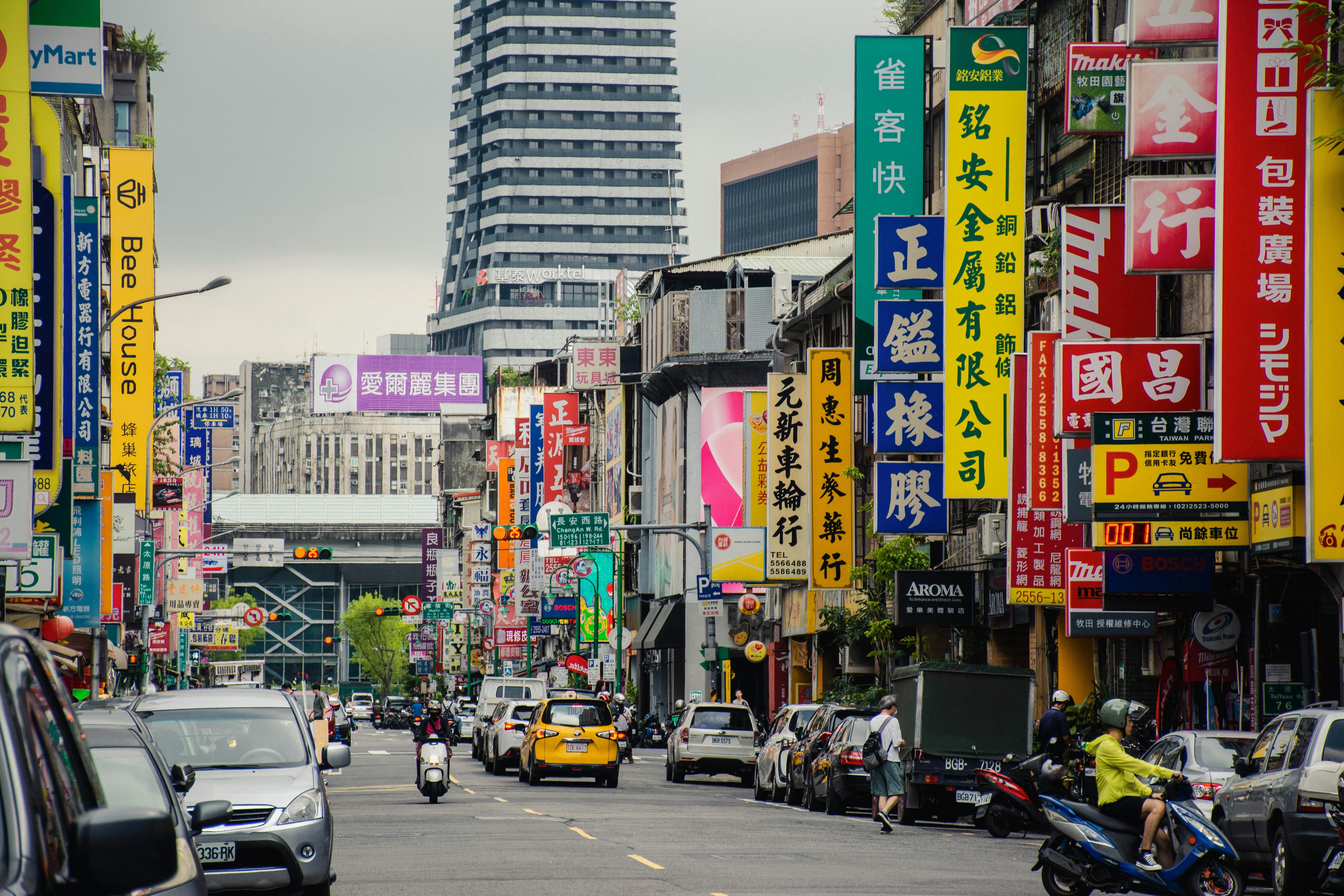 비 내리는 대만 거리의 서정적인 풍경