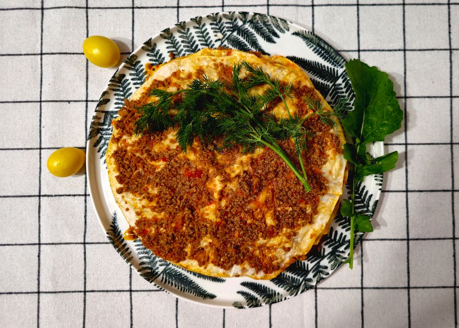 Török lahmacun – a világ legvékonyabb húsos lepényének titkai – lahmacun with fresh herbs and lemon