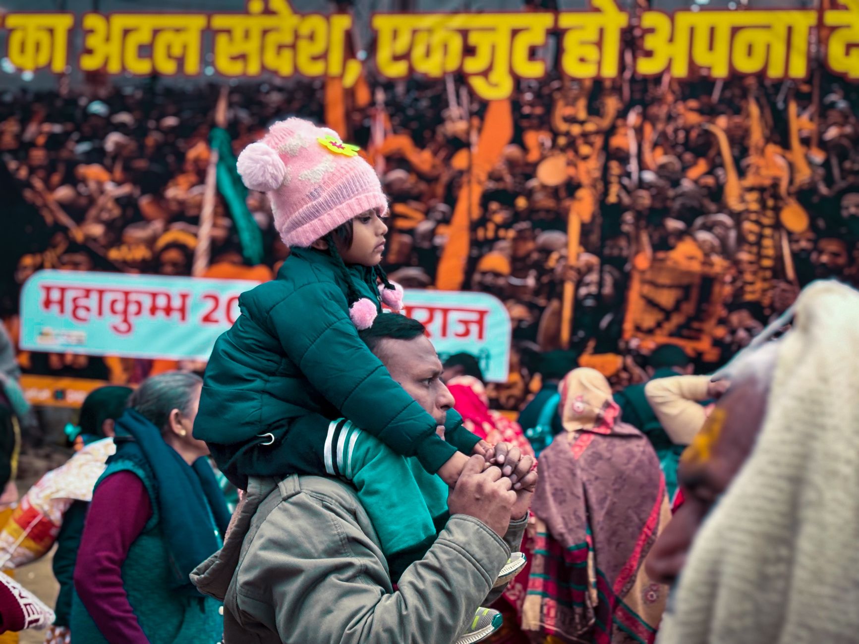 रात के समय नरेंद्र मोदी स्टेडियम में भारतीय समर्थक तिरंगे झंडों के साथ मैच देखते हुए
