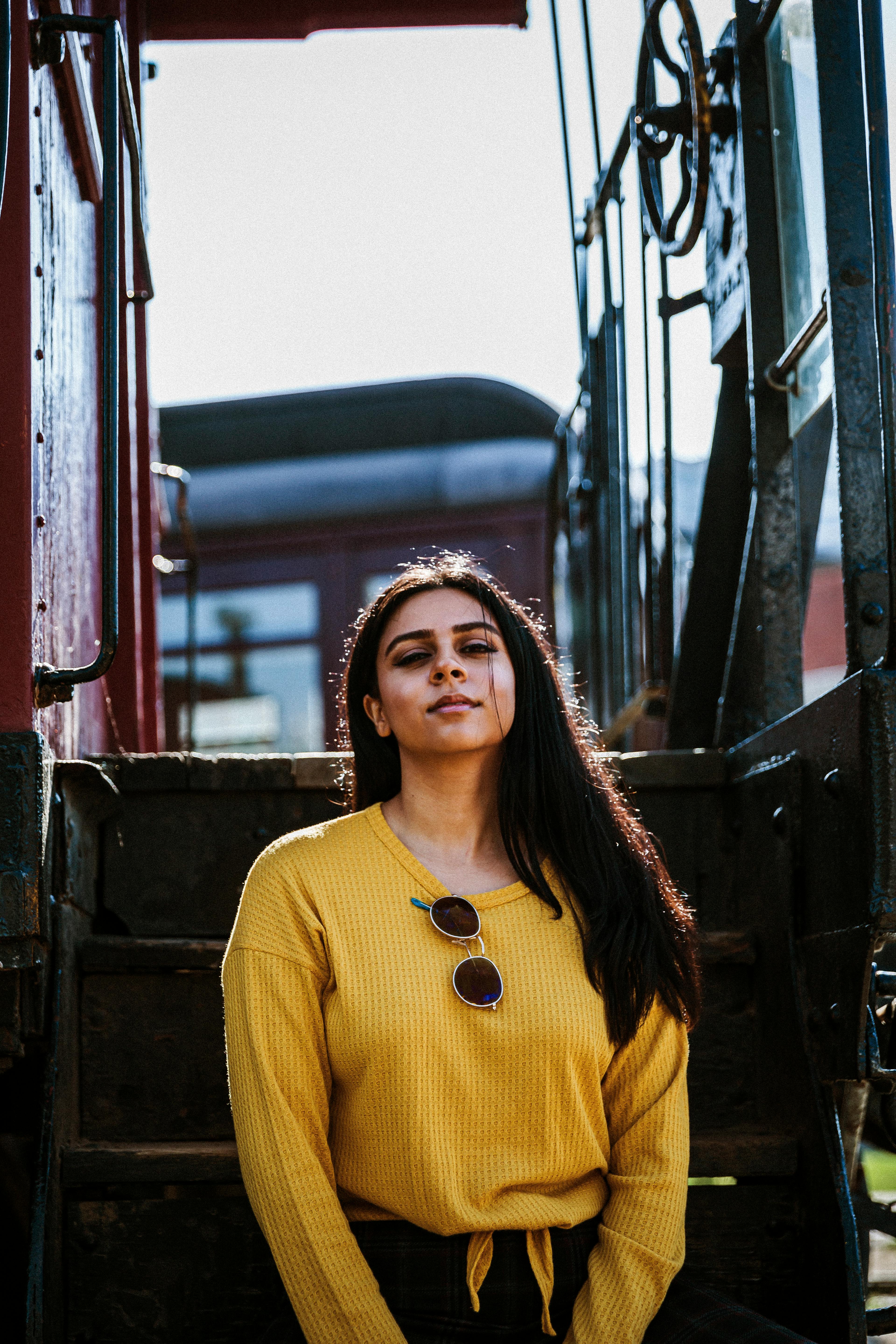 一位自信的女士在加拿大多伦多的一列历史悠久的火车旁摆姿势