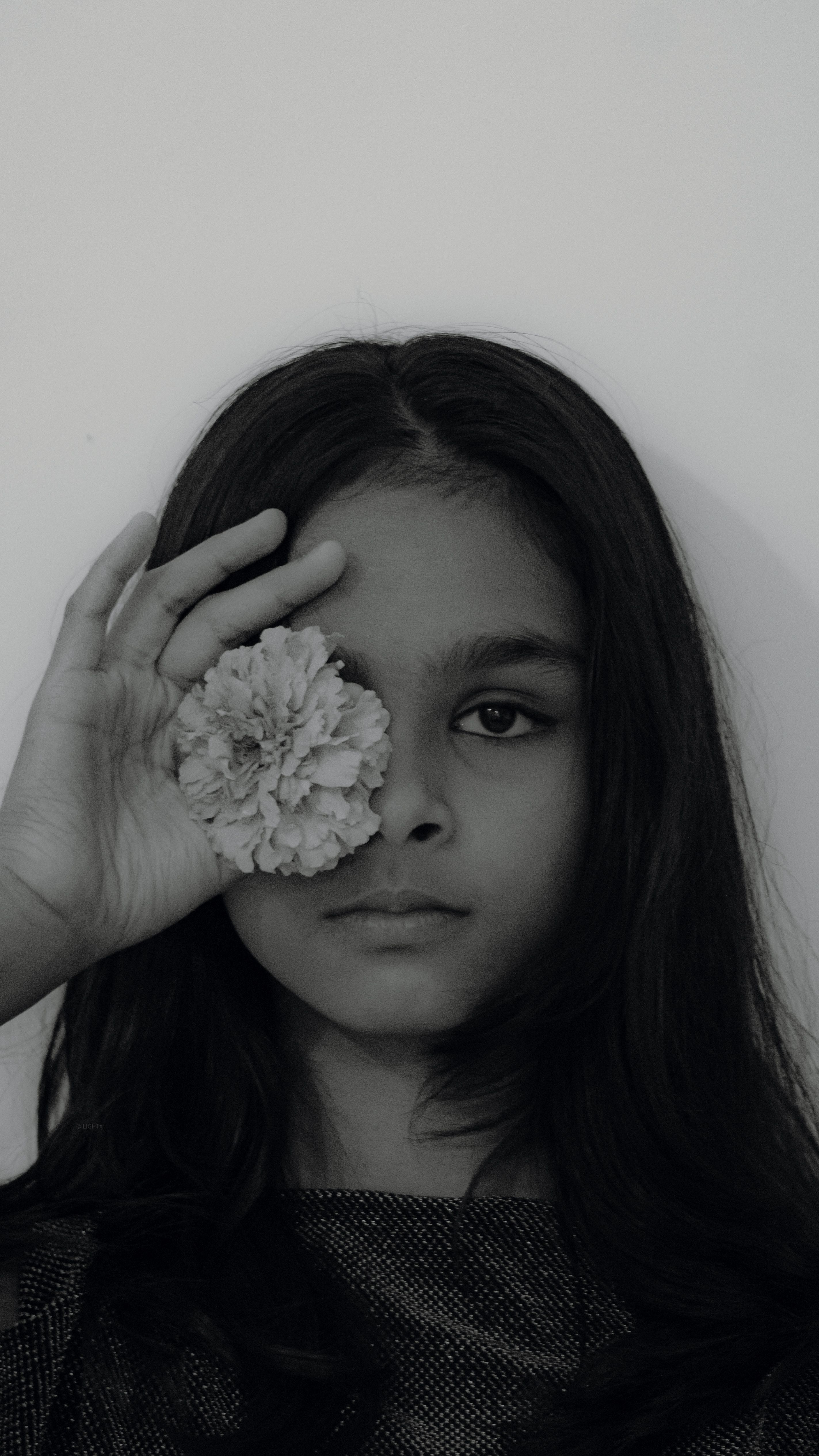 Retrato Artístico De Menina Com Flor · Foto profissional gratuita