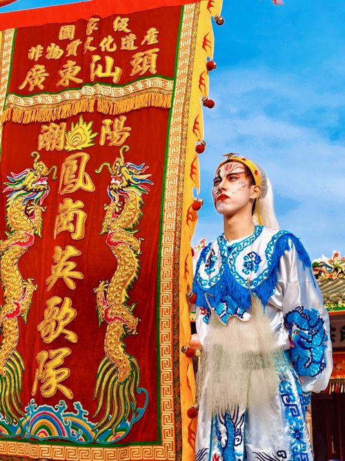 Free Colorful cultural performance showcasing traditional Asian attire and dragon-themed decorations. Stock Photo
