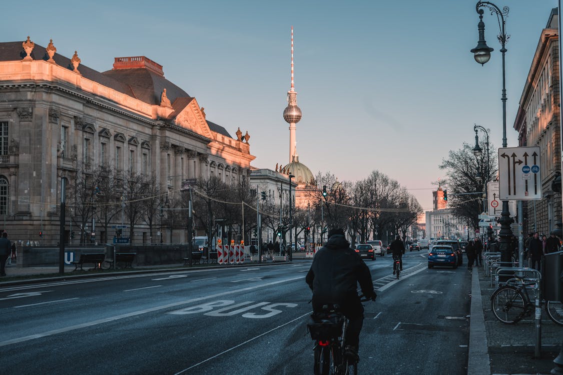 Miễn phí Cảnh đẹp của đường phố Berlin lúc hoàng hôn với Tháp truyền hình biểu tượng và cuộc sống đô thị. Ảnh lưu trữ