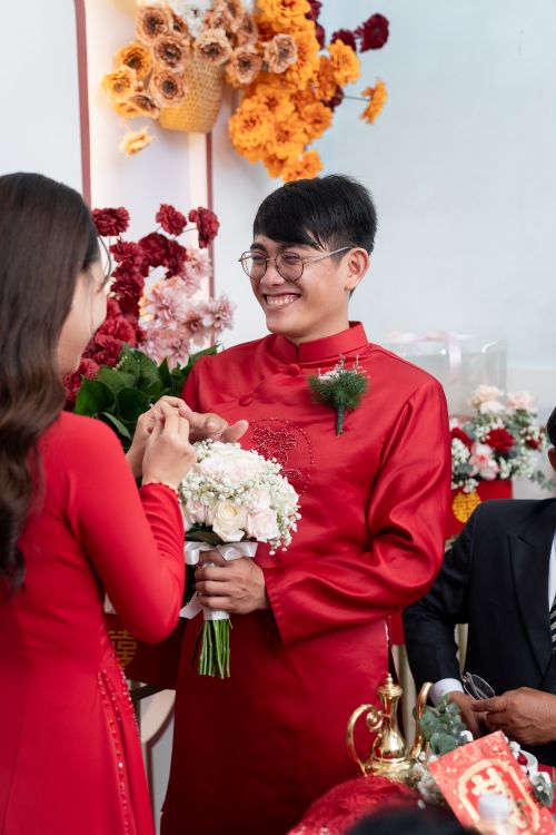 Free A joyful couple in traditional attire at a Vietnamese wedding ceremony. Stock Photo