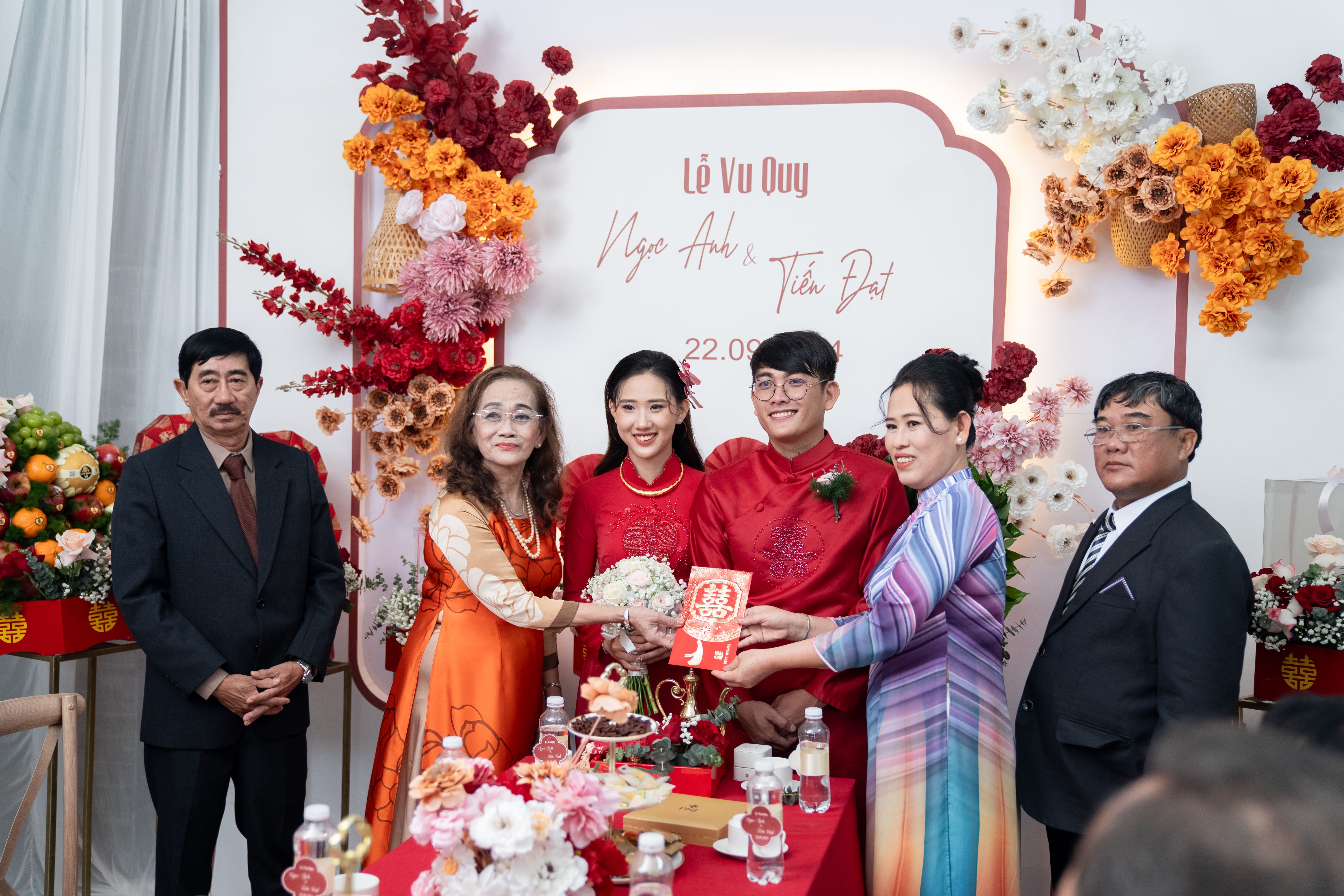 Famille et amis réunis à un mariage vietnamien, tenues traditionnelles et décor floral
