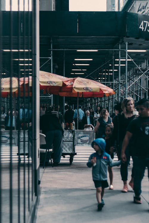 Les Gens Près Du Stand De Nourriture