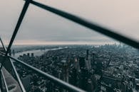 黄昏时分，纽约市天际线的壮丽景色与标志性的摩天大楼和城市景观交相辉映