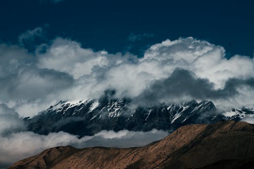 Gunung Di Bawah Awan Putih