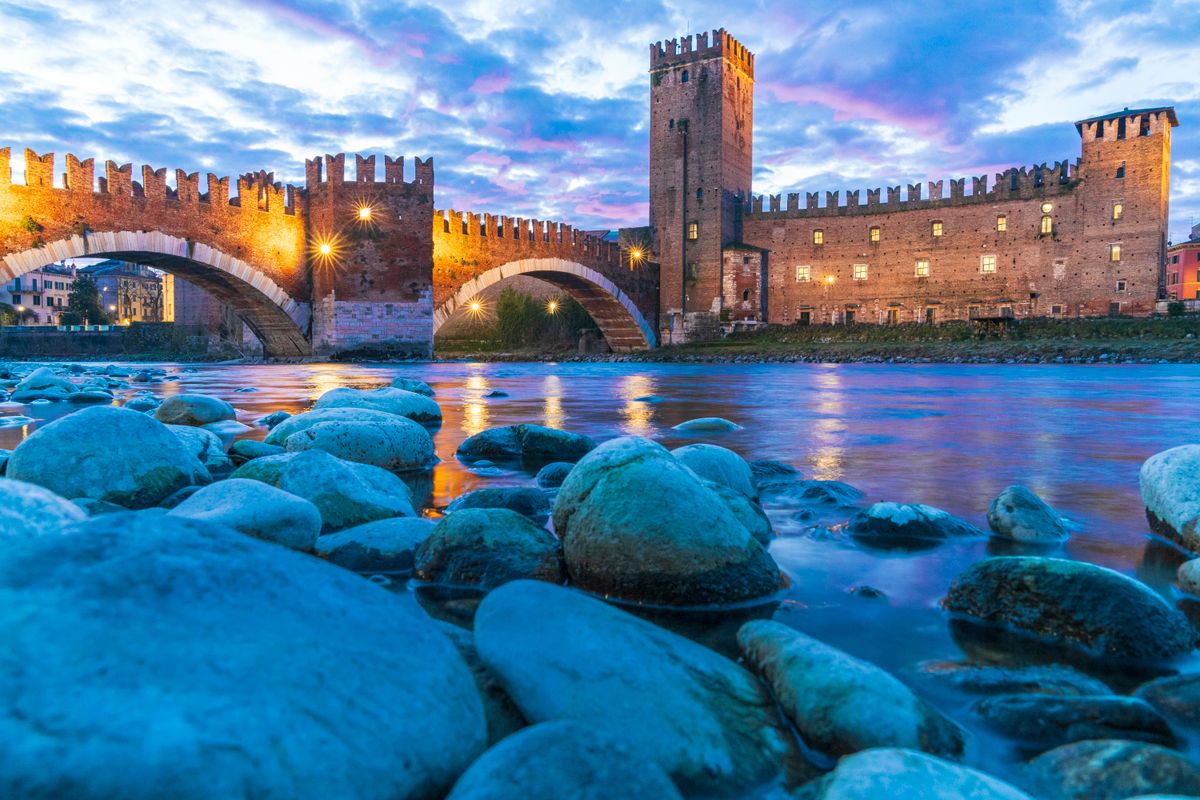 Ponte Scaligero si Castelvecchio iluminate la ora albastra