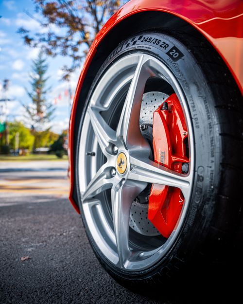 Free Detailed view of a luxury car wheel with red brake caliper in Ankara, Türkiye. Stock Photo