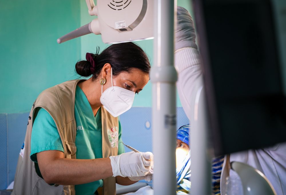 Profesional médica trabajando en un entorno clínico.