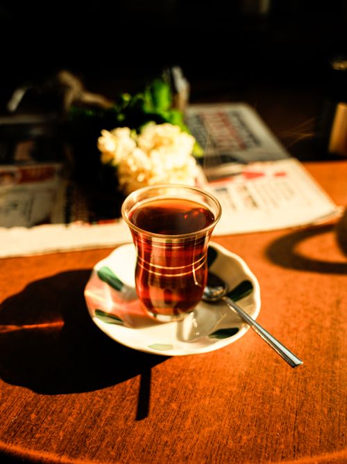 Free A steaming glass of tea on a sunny morning in a cozy cafe. Stock Photo