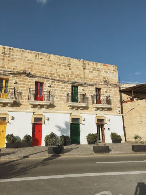 Free Charming Maltese building with vibrant doors under a clear sky. Stock Photo