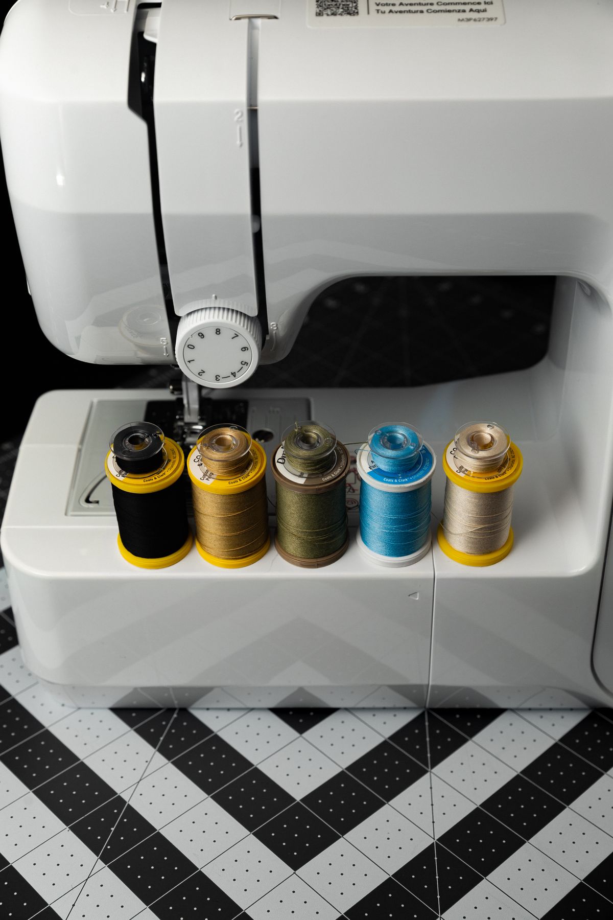 Sewing machine with thread spools for tailoring