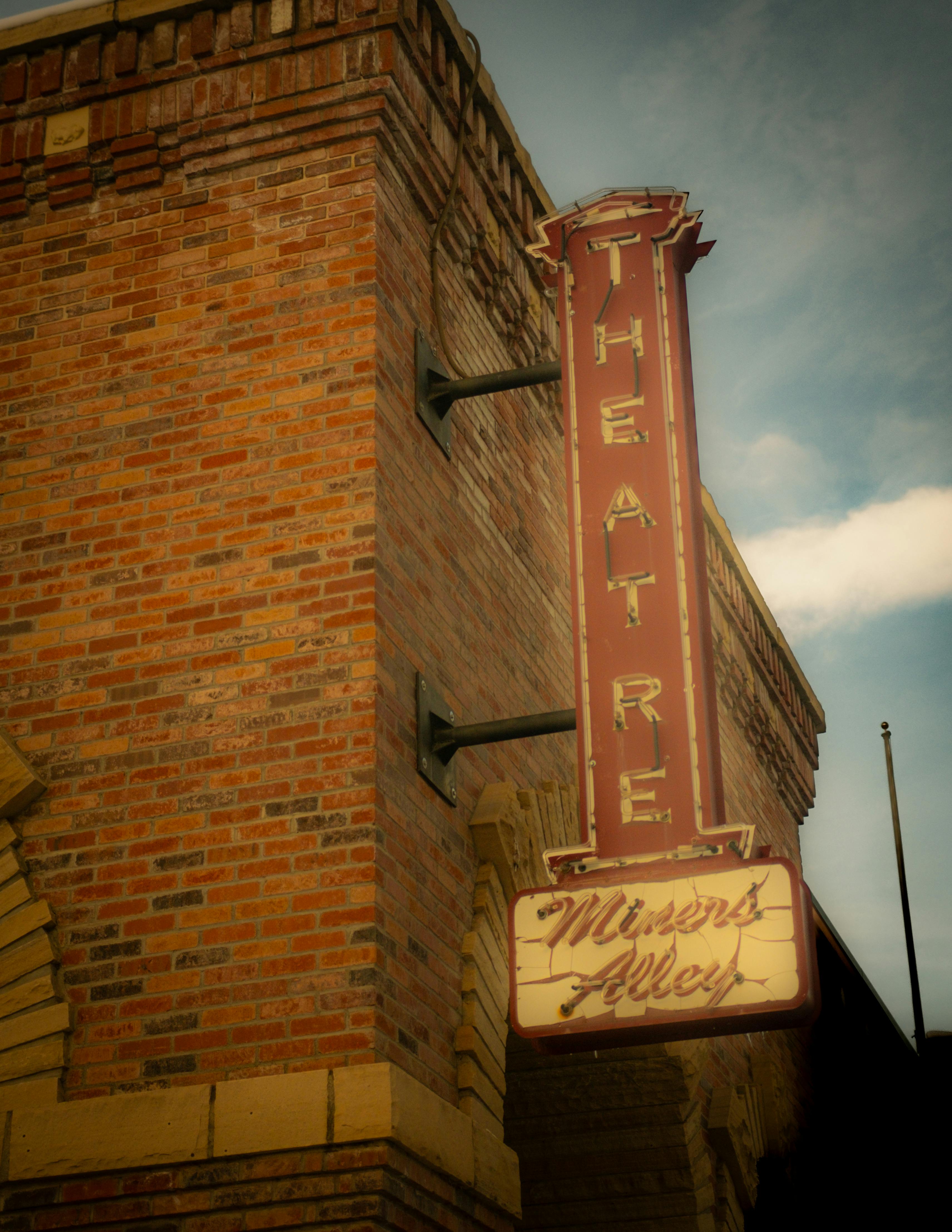 Gratis Insegna Teatrale D'epoca Su Un Edificio In Mattoni Esterno Foto a disposizione