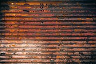 在香港，一个装饰着五颜六色涂鸦的生锈金属百叶窗特写，非常适合城市艺术主题