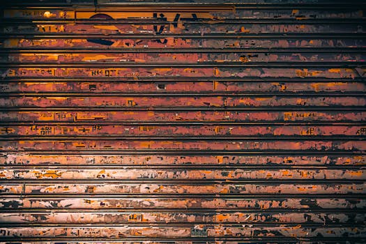 在香港，一个装饰着五颜六色涂鸦的生锈金属百叶窗特写，非常适合城市艺术主题