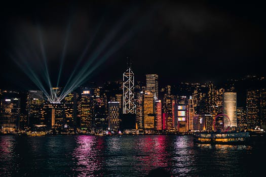 香港夜景的天际线令人惊叹，充满活力的灯光在水面上倒映