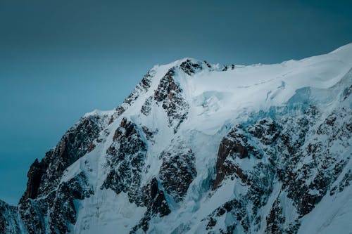 Montagne Au Sommet Enneigé