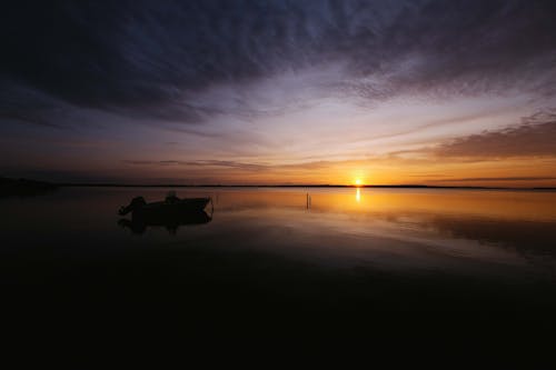 Boot Auf Dem Gewässer Während Des Sonnenaufgangs