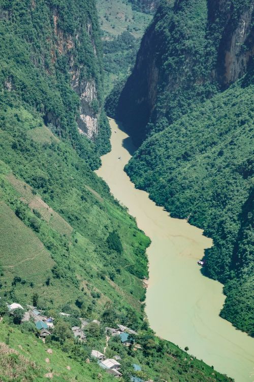 Free Aerial view of the Nho Quế River winding through lush green cliffs in Hà Giang, Vietnam. Stock Photo