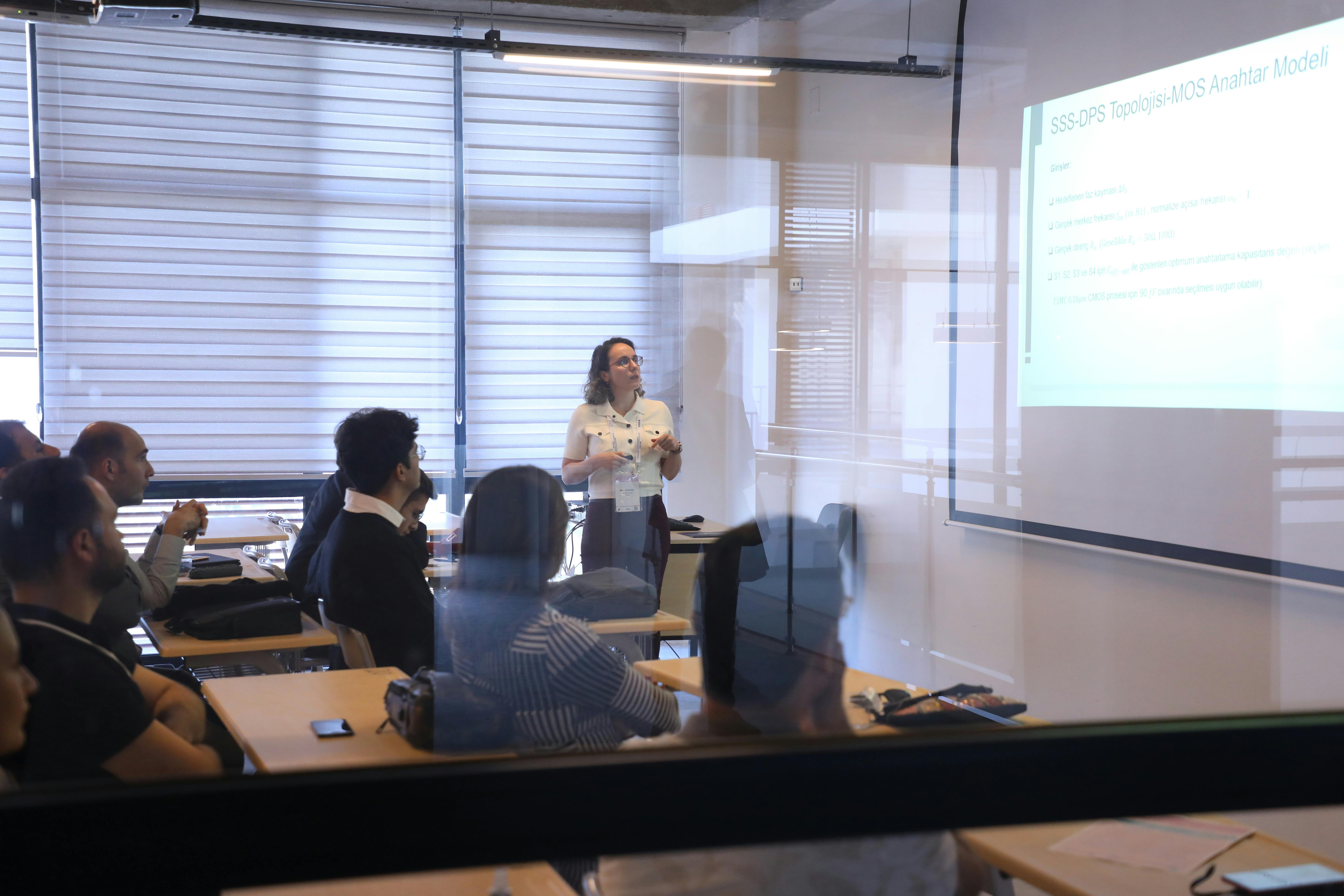 De franc Públic que assisteix a una presentació d'empresa en un entorn d'oficina modern. Foto d'estoc