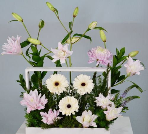 Free Beautiful floral display with lilies and daisies in peaceful, minimalist arrangement. Stock Photo