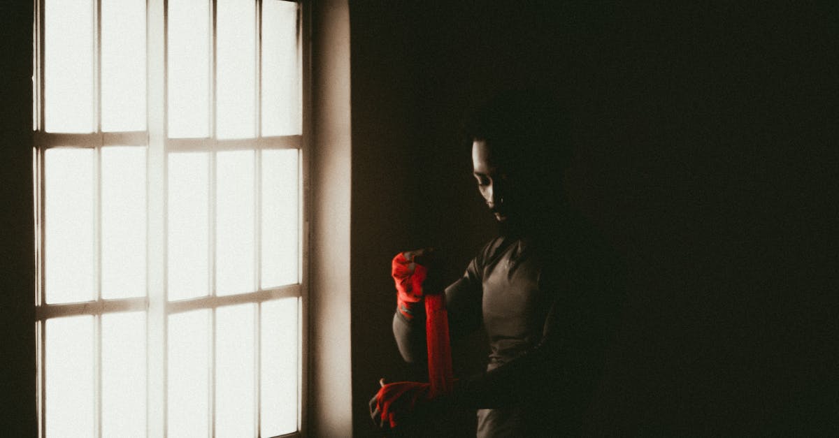 Une personne courant au lever du soleil.