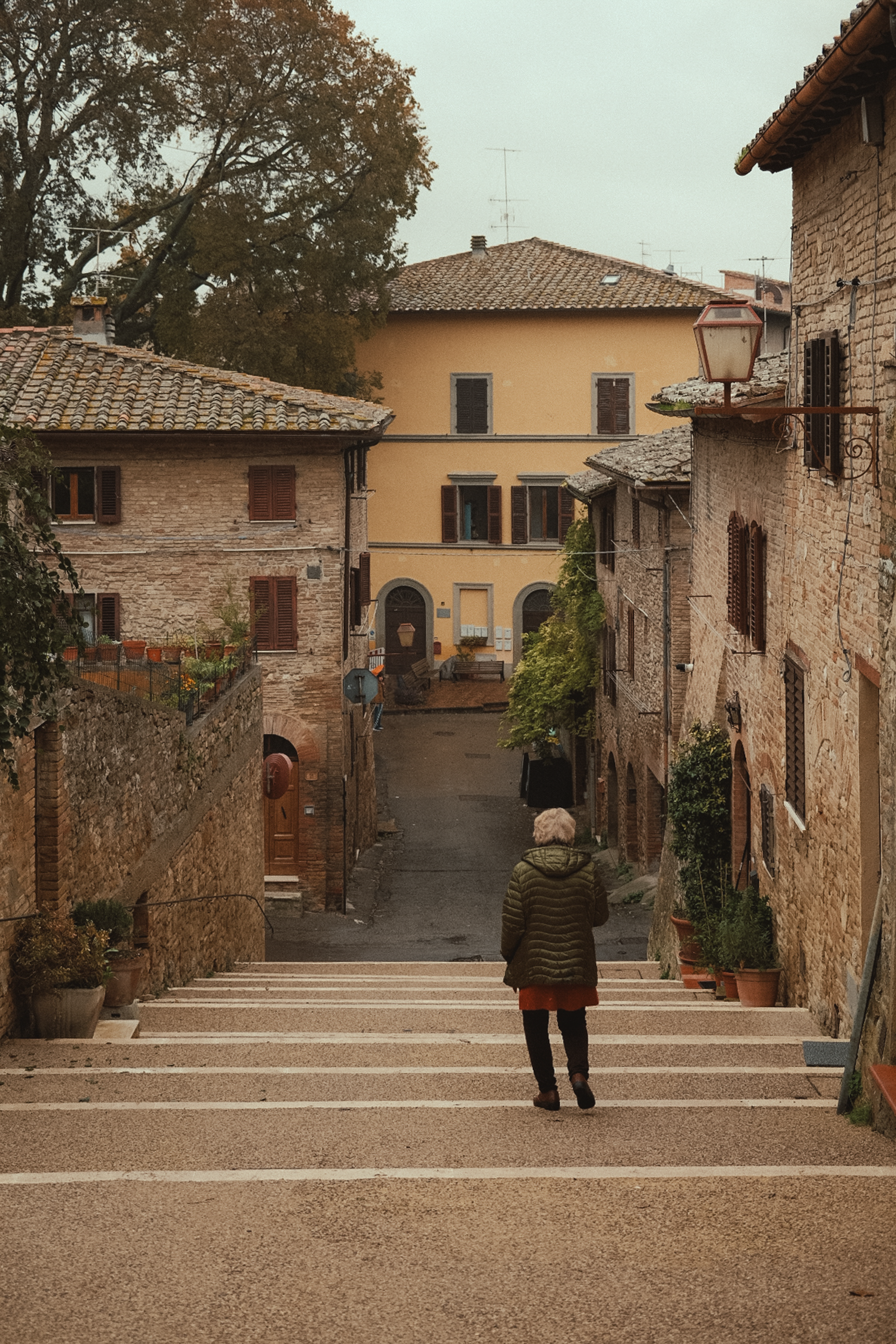 Charming Italian Street with Historical Buildings · Free Stock Photo
