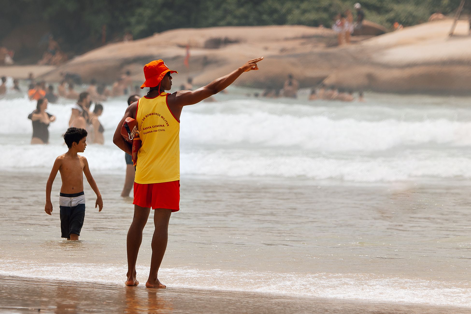 Reddingsbrigade geeft advies over veiligheid op het strand
